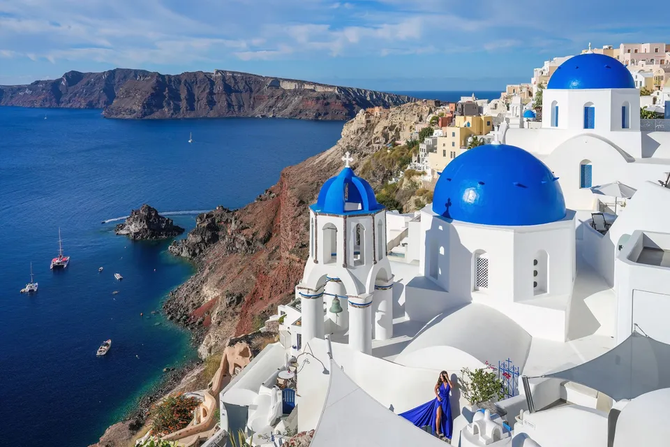Cupolele albastre ale bisericilor din Oia, Santorini